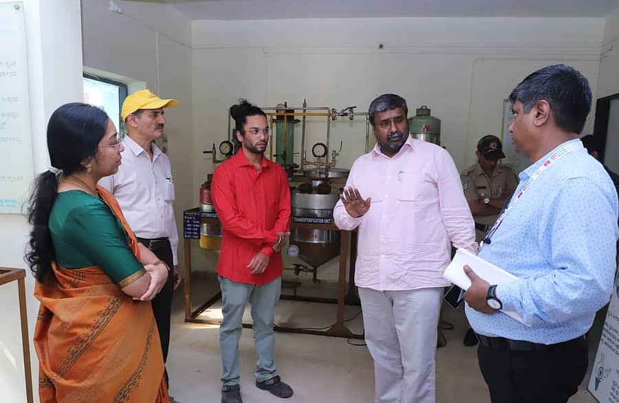 ಕಾರವಾರದ ಜೈವಿಕ ಇಂಧನ ಸಂಶೋಧನಾ ಕೇಂದ್ರಕ್ಕೆ ಭೇಟಿ ನೀಡಿದ ರಾಜ್ಯ ಜೈವಿಕ ಇಂಧನ ಅಭಿವೃದ್ಧಿ ಮಂಡಳಿ ಅಧ್ಯಕ್ಷ ಇ.ಎಸ್.ಸುಧೀಂದ್ರ ಅವರು ಅಧಿಕಾರಿಗಳೊಂದಿಗೆ ಚರ್ಚಿಸಿದರು. ಜಿಲ್ಲಾಧಿಕಾರಿ ಕೆ.ಲಕ್ಷ್ಮಿಪ್ರಿಯಾ, ಮಂಡಳಿಯ ವ್ಯವಸ್ಥಾಪಕ ನಿರ್ದೇಶಕ ಶಿವಶಂಕರ ನಾಯ್ಕ, ಉಪಪ್ರಾದೇಶಿಕ ವಿಜ್ಞಾನ ಕೇಂದ್ರದ ಸಂಯೋಜಕ ರೋಹನ್ ಬುಜಲೆ ಪಾಲ್ಗೊಂಡಿದ್ದರು