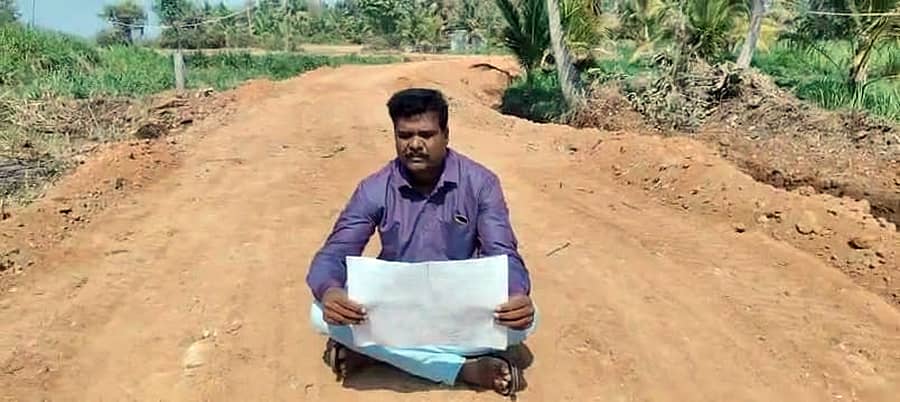 ಶ್ರೀರಂಗಪಟ್ಟಣ ತಾಲ್ಲೂಕಿನ ಚಿನ್ನಾಯಕನಹಳ್ಳಿ ಬಳಿ ಕೃಷಿ ಜಮೀನಿನಲ್ಲಿ ನಿಯಮ ಬಾಹಿರವಾಗಿ ರಸ್ತೆ ನಿರ್ಮಿಸಿ ತೊಂದರೆ ನೀಡಲಾಗುತ್ತಿದೆ ಎಂದು ಆರೋಪಿಸಿ ಗಂಜಾಂನ ರೈತ ನಂಜಪ್ಪ ಬುಧವಾರ ಏಕಾಂಗಿಯಾಗಿ ಪ್ರತಿಭಟನೆ ನಡೆಸಿದರು
