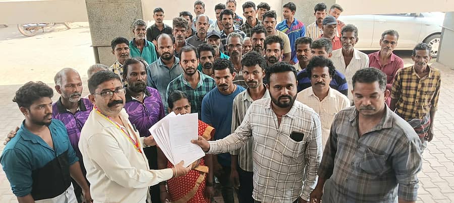 ಅಂಕೋಲಾದಲ್ಲಿ ಹಟ್ಟಿಕೇರಿ ಗ್ರಾಮ ಪಂಚಾಯಿತಿ ವ್ಯಾಪ್ತಿಯ ವಿವಿಧ ಗ್ರಾಮದವರು ತಹಶೀಲ್ದಾರ್‌ಗೆ ಮನವಿ ಸಲ್ಲಿಸಿದರು  