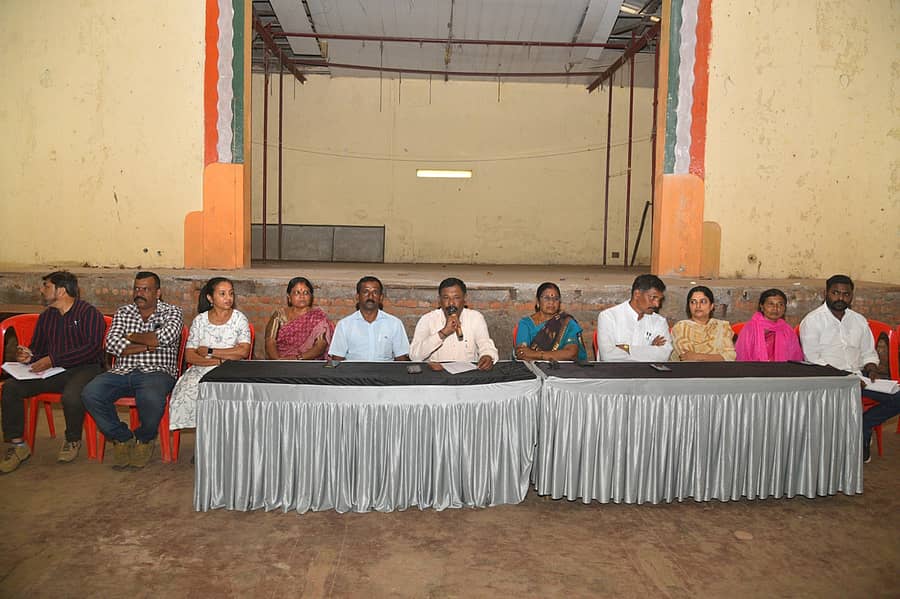 ಮಡಿಕೇರಿಯ ಕಾವೇರಿ ಕಲಾಕ್ಷೇತ್ರದಲ್ಲಿ ಬುಧವಾರ ನಡೆದ ನಗರಸಭೆ ಬಜೆಟ್‌ನ ಪೂರ್ವಭಾವಿ ಸಭೆಯಲ್ಲಿ ಪೌರಾಯುಕ್ತ ಎಚ್.ಆರ್.ರಮೇಶ್ ಮಾತನಾಡಿದರು