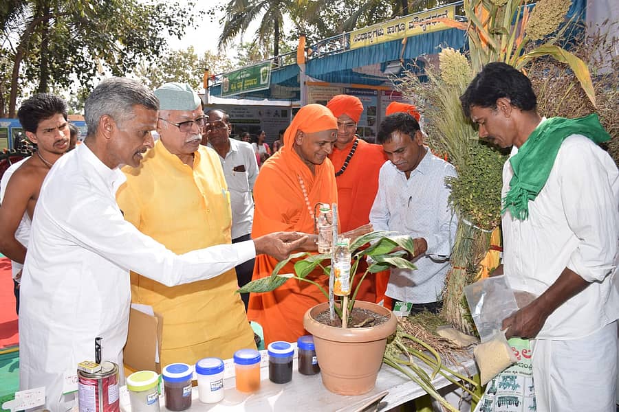 ಗದಗ ತಾಲ್ಲೂಕಿನ ಹುಲಕೋಟಿ ಕೈಲಾಸ ಆಶ್ರಮದ 34ನೇ ವಾರ್ಷಿಕೋತ್ಸವದ ಅಂಗವಾಗಿ ಆಯೋಜಿಸಿದ್ದ ಕೃಷಿ ತಂತ್ರಜ್ಞಾನ ಹಾಗೂ ಯಂತ್ರೋಪಕರಣಗಳ ಪ್ರದರ್ಶನ ಮೇಳವನ್ನು ಕುತೂಹಲದಿಂದ ವೀಕ್ಷಿಸಿದ ಮಠಾಧೀಶರು. ಮಾಜಿ ಶಾಸಕ ಡಿ.ಆರ್‌.ಪಾಟೀಲ ಇದ್ದರು