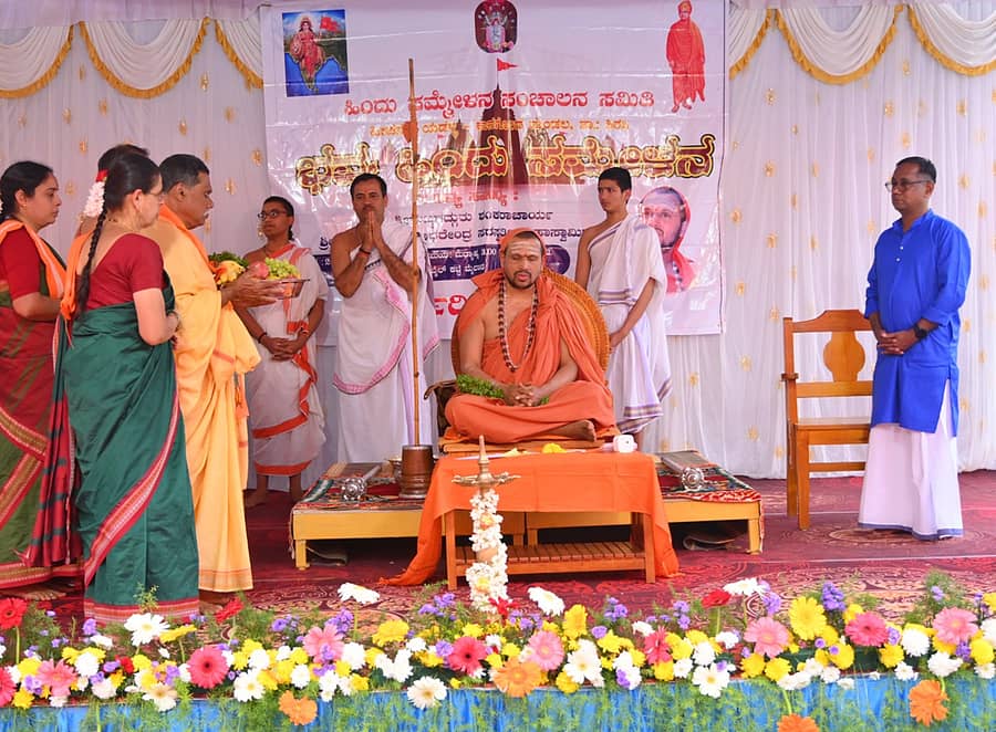 ಶಿರಸಿ ತಾಲ್ಲೂಕಿನ ಹೀಪನಳ್ಳಿಯಲ್ಲಿ ಆಯೋಜಿಸಿದ್ದ ಹಿಂದೂ ಸಮ್ಮೇಳನದಲ್ಲಿ ಸ್ವರ್ಣವಲ್ಲೀ ಗಂಗಾಧರೇಂದ್ರ ಸರಸ್ವತೀ ಸ್ವಾಮೀಜಿ ಪಾಲ್ಗೊಂಡಿದ್ದರು