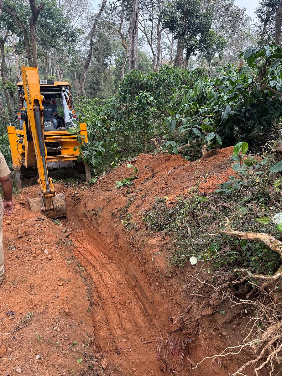 ಒತ್ತುವರಿ ಮಾಡಿ ತೋಟವಾಗಿ ಮಾರ್ಪಡಿಸಿಕೊಂಡಿದ್ದ ಜಾಗ ವಶಕ್ಕೆ ಪಡೆದಿರುವ ಅರಣ್ಯ ಇಲಾಖೆ ಸಿಬ್ಬಂದಿ ಜೆಸಿಬಿ ಮೂಲಕ ಕಂದಕ ನಿರ್ಮಿಸುತ್ತಿರುವುದು