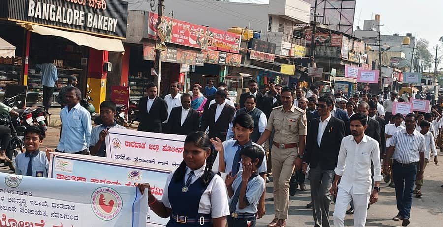 ನವಲಗುಂದ ಪಟ್ಟಣದಲ್ಲಿ ಗುರುವಾರ ಬೇಟಿ ಬಚಾವೋ ಬೇಟಿ ಪಡಾವೋ, ಬಾಲ್ಯ ವಿವಾಹ ಮುಕ್ತ ಭಾರತ ಜಾಥಾ ಜರುಗಿತು