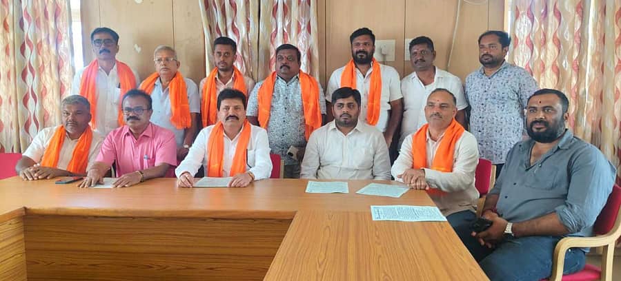 ಮದ್ದೂರಿನಲ್ಲಿ ಬಿಜೆಪಿ ಮುಖಂಡ ಎಸ್.ಪಿ ಸ್ವಾಮಿ ಅವರ ಅಧ್ಯಕ್ಷತೆಯಲ್ಲಿ ವಿವಿಧ ಹಿಂದೂ ಪರ ಸಂಘಟನೆಗಳ ಮುಖಂಡರ ಸಭೆ ನಡೆಯಿತು. ಗುರುಸ್ವಾಮಿ, ನೈದಿಲೆ ಚಂದ್ರು ಪಾಲ್ಗೊಂಡಿದ್ದರು