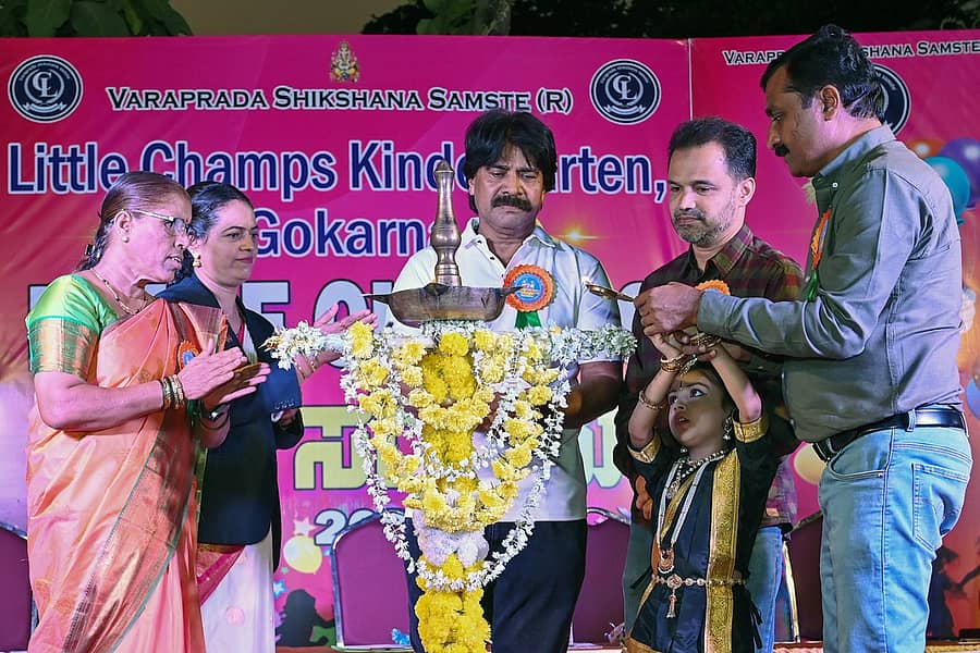 ಗೋಕರ್ಣ ಸಮೀಪದ ಸಣ್ಣಬಿಜ್ಜೂರಿನಲ್ಲಿರುವ ಲಿಟ್ಲ್ ಚಾಂಪ್ಸ್ ಕಿಂಡರ್ ಗಾರ್ಟನ್ ಪೂರ್ವ ಪ್ರಾಥಮಿಕ ಶಾಲೆಯ ವಾರ್ಷಿಕೋತ್ಸವ ಕಾರ್ಯಕ್ರಮವನ್ನು ಸಾಹಿತಿ ಅರವಿಂದ ಕರ್ಕಿಕೋಡಿ ಉದ್ಘಾಟಿಸಿದರು.