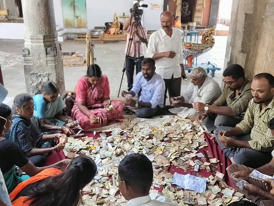 ಕೊಳ್ಳೇಗಾಲ ಇಲ್ಲಿನ ಶ್ರೀ ಲಕ್ಷ್ಮೀನಾರಾಯಣ ಸ್ವಾಮಿ ದೇವಸ್ಥಾನ ಹಾಗೂ ಶ್ರೀ ಮರುಳೇಶ್ವರಸ್ವಾಮಿ ದೇವಸ್ಥಾನದಲ್ಲಿ ಹುಂಡಿ ಎಣಿಕೆ ಕಾರ್ಯ ಗುರುವಾರ ನಡೆಯಿತು