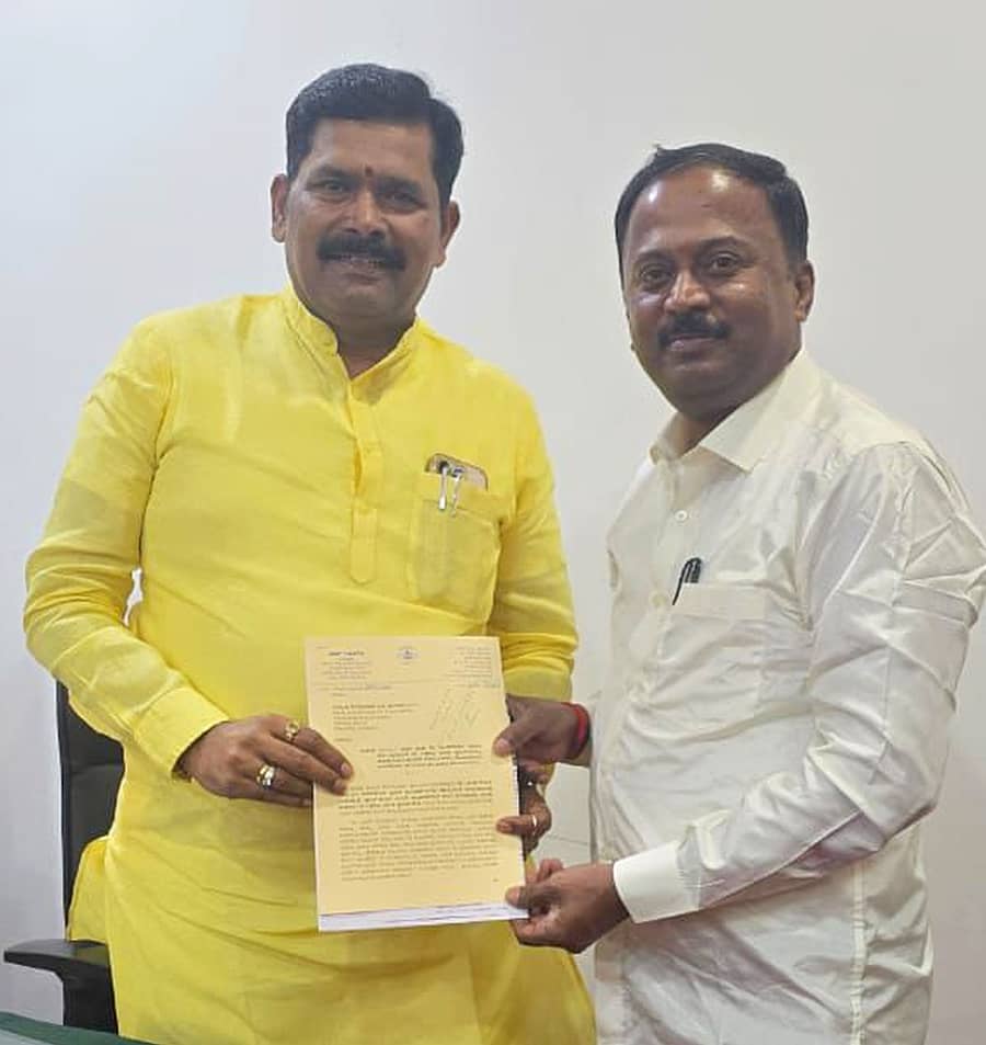 ವಿಧಾನ ಪರಿಷತ್‌ ಸದಸ್ಯ ದಿನೇಶ್‌ ಗೂಳಿಗೌಡ ಅವರು ಕನ್ನಡ ಮತ್ತು ಸಂಸ್ಕೃತಿ ಸಚಿವ ಶಿವರಾಜ ತಂಗಡಗಿ ಅವರನ್ನು ಗುರುವಾರ ಬೆಂಗಳೂರಿನಲ್ಲಿ ಭೇಟಿ ಮಾಡಿ, ಪಾಂಡವಪುರದ ಪುಸ್ತಕ ಮನೆಗೆ ಅನುದಾನ ಒದಗಿಸುವಂತೆ ಮನವಿ ಪತ್ರ ಸಲ್ಲಿಸಿದರು 