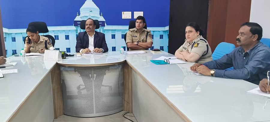 ಕೋಲಾರದಲ್ಲಿ ಗುರುವಾರ ಜಿಲ್ಲಾಧಿಕಾರಿ ಎಂ.ಆರ್.ರವಿ ನೇತೃತ್ವದಲ್ಲಿ ‘ನಾರ್ಕೊ ಸಮನ್ವಯ ಕೇಂದ್ರದ ಸಮಿತಿ’ ಸಭೆ ನಡೆಯಿತು. ಕನ್ನಿಕಾ ಸಿಕ್ರಿವಾಲ್‌, ಶಿವಾಂಶು ರಜಪೂತ್‌, ಸೈಯದಾ ಅಜ್ಮತ್ ಆಫ್ರಿನ್ ಪಾಲ್ಗೊಂಡಿದ್ದರು