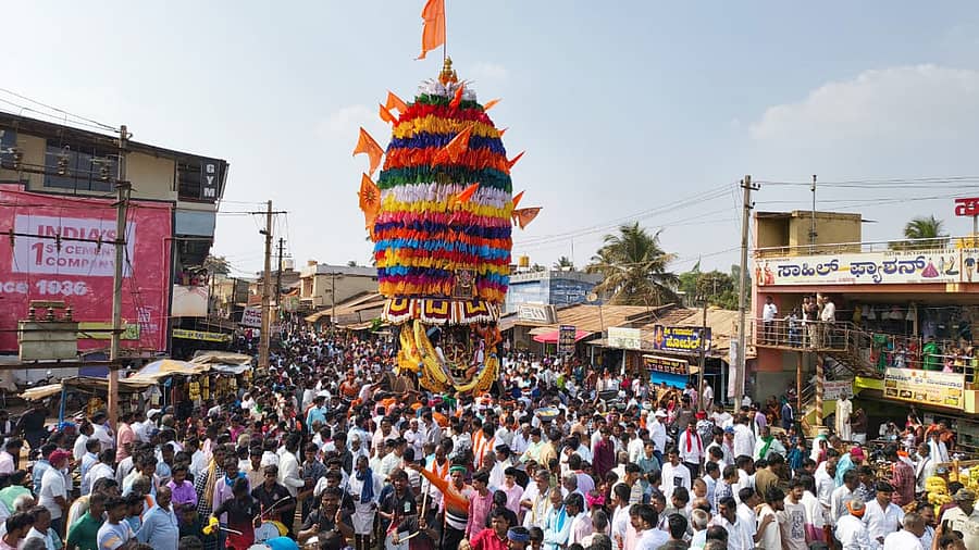 ತಿಳವಳ್ಳಿಯ ಚೌಡೇಶ್ವರಿ ದೇವಿ ಮಹಾರಥೋತ್ಸವವು ಗುರುವಾರ ಸಂಭ್ರಮದಿಂದ ಜರುಗಿತು 