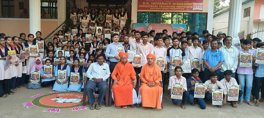 ಭಾಲ್ಕಿಯ ಸಂಗಮೇಶ್ವರ ಪಿಯುಸಿ ಕಾಲೇಜಿನಲ್ಲಿ ವಿದ್ಯಾರ್ಥಿಗಳಿಗೆ ಪರೀಕ್ಷೆ ಪ್ಯಾಡ್ ವಿತರಿಸಲಾಯಿತು