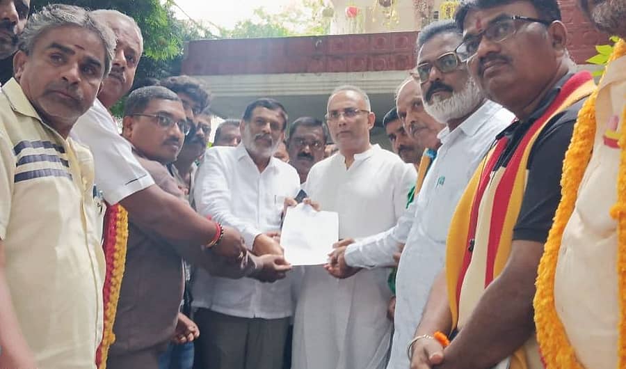 ದೊಡ್ಡಬಳ್ಳಾಪುರ ಜಿಲ್ಲಾ ಆಸ್ಪತ್ರೆ ಹೋರಾಟ ಸಮಿತಿಯಿಂದ ಆರೋಗ್ಯ ಸಚಿವ ದೀನೇಶ್‌ ಗುಂಡೂರಾವ್‌ ಅವರಿಗೆ ಮನವಿ ಸಲ್ಲಿಸಿದರು (ಸಂಗ್ರಹ ಚಿತ್ರ)