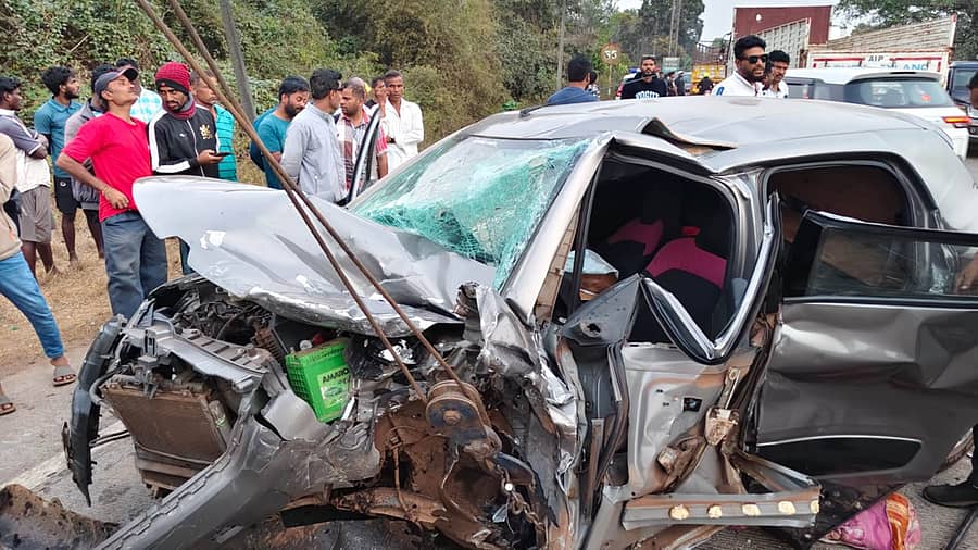 ಖಾನಾಪುರ ತಾಲ್ಲೂಕು ಅಸ್ತೋಲಿ ಬಳಿ ಸಂಭವಿಸಿದ ರಸ್ತೆ ಅಪಘಾತದಲ್ಲಿ ನಜ್ಜುಗುಜ್ಜಾದ ಕ್ವಿಡ್ ಕಾರು.