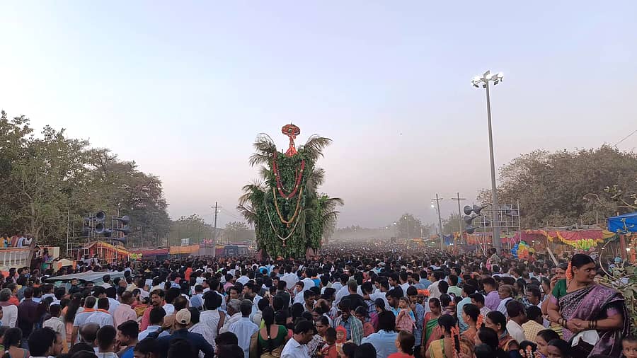 ದೇವದುರ್ಗ ತಾಲ್ಲೂಕು ಗಬ್ಬೂರಿನಲ್ಲಿ ಭಾನುವಾರ ನಡೆದ ಬೂದಿಬಸವೇಶ್ವರ ಮಹಾರಥೋತ್ಸವದಲ್ಲಿ ಸಾವಿರಾರು ಭಕ್ತರು ಸೇರಿದ್ದರು