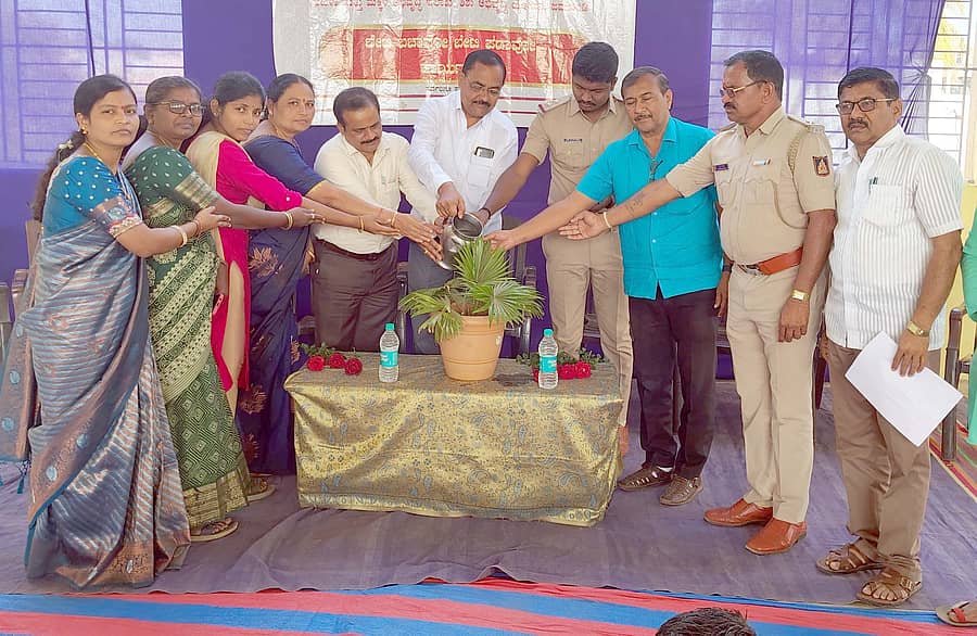 ತೇರದಾಳದ ಸಿದ್ಧೇಶ್ವರ ಶಾಲೆಯ ಸಭಾಭವನದಲ್ಲಿ ಮಹಿಳಾ ಮತ್ತು ಮಕ್ಕಳ ಅಭಿವೃದ್ಧಿ ಇಲಾಖೆಯ ಸಹಯೋಗದಲ್ಲಿ ಜರುಗಿದ ಬೇಟಿ ಬಚಾವೋ ಬೇಟಿ ಪಡಾವೋ ಕಾರ್ಯಕ್ರಮವನ್ನು ಗಣ್ಯರು ಉದ್ಘಾಟಿಸಿದರು