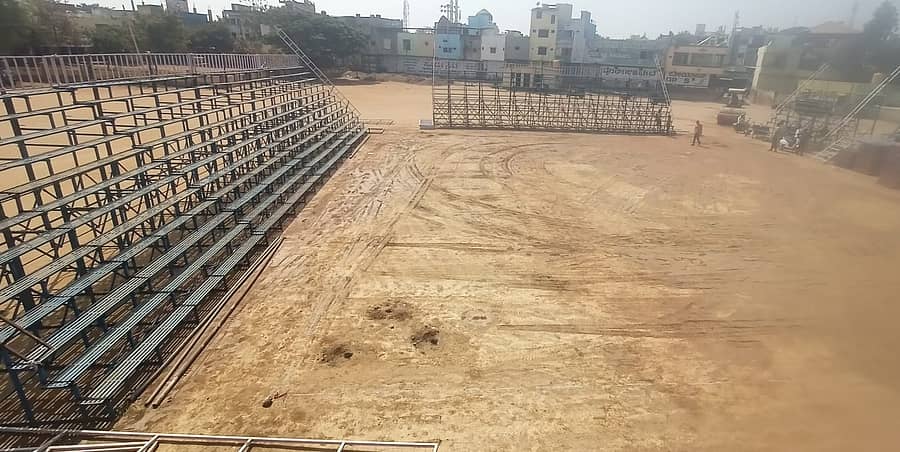 ಹಿರಿಯೂರಿನ ನೆಹರೂ ಮೈದಾನದಲ್ಲಿ ಜ. 30ರಿಂದ ಮೂರು ದಿನಗಳ ಕಾಲ ನಡೆಯುವ ರಾಜ್ಯಮಟ್ಟದ ಹೊನಲು–ಬೆಳಕಿನ ಕಬಡ್ಡಿ ಟೂರ್ನಿಗೆ ಸಿದ್ಧಗೊಳ್ಳುತ್ತಿರುವ ಪ್ರೇಕ್ಷಕರ ಗ್ಯಾಲರಿ 