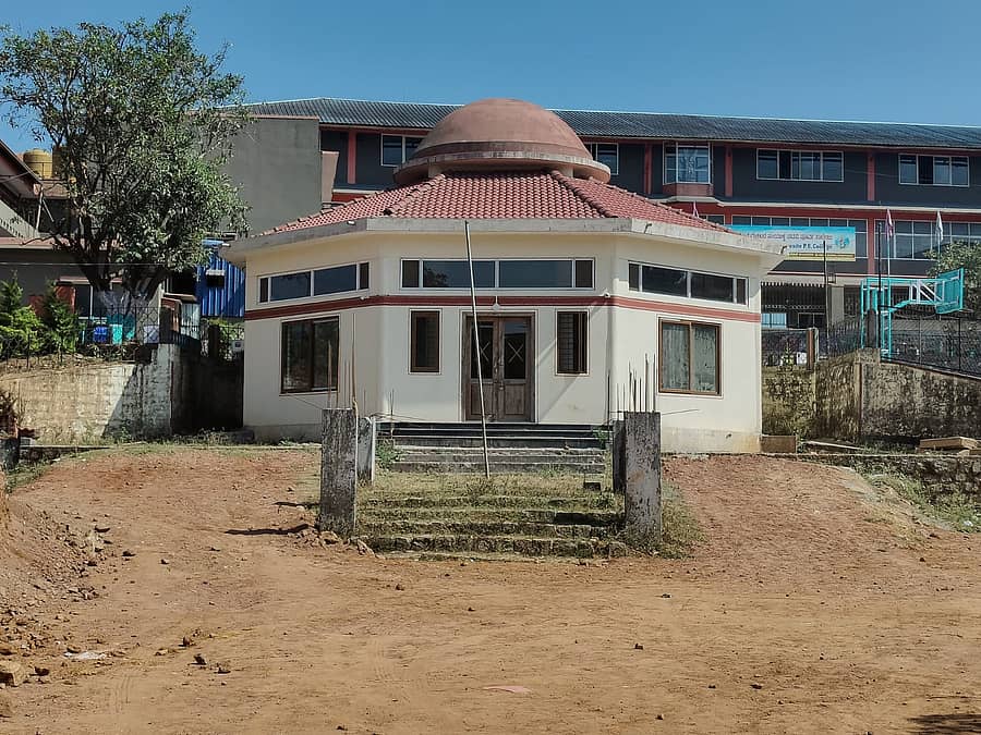 ಮಡಿಕೇರಿಯಲ್ಲಿ ಅರ್ಧಕ್ಕೆ ನಿಂತಿರುವ ಗಾಂಧಿ ಸ್ಮಾರಕ ಭವನ ಕಾಮಗಾರಿ