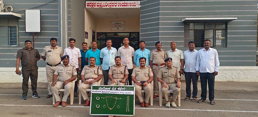 ಮುಧೋಳದ ಪೊಲೀಸರು ಆರೋಪಿಗಳಿಂದ ಕಳ್ಳತನದ ವಶಪಡಿಸಿಕೊಂಡಿರುವ ವಸ್ತುಗಳು
