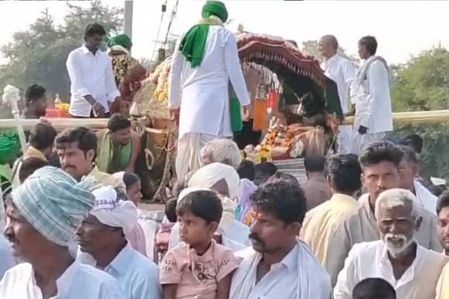 ತಿಂಥಣಿ ಜಾತ್ರಾ ಮಹೋತ್ಸವ ಅಂಗವಾಗಿ ಸುರಪುರದಿಂದ ಬಂದ ಪಲ್ಲಕ್ಕಿಯನ್ನು ಗ್ರಾಮಸ್ಥರು ಬರಮಾಡಿಕೊಂಡರು