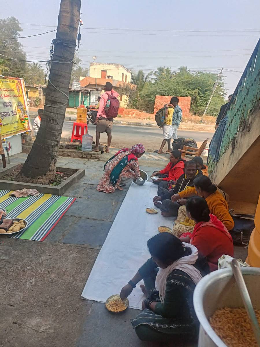 ರೋಣ ಪಟ್ಟಣದ ಶಿವಪೇಟೆ ಬಡಾವಣೆಯ ಗೆಳೆಯರ ಬಳಗದಿಂದ ಯಲ್ಲಮ್ಮನ ಗುಡ್ಡದ ಪಾದಯಾತ್ರಿಗಳಿಗೆ ಅನ್ನ ಸಂತರ್ಪಣೆ ಹಮ್ಮಿಕೊಳ್ಳಲಾಯಿತು