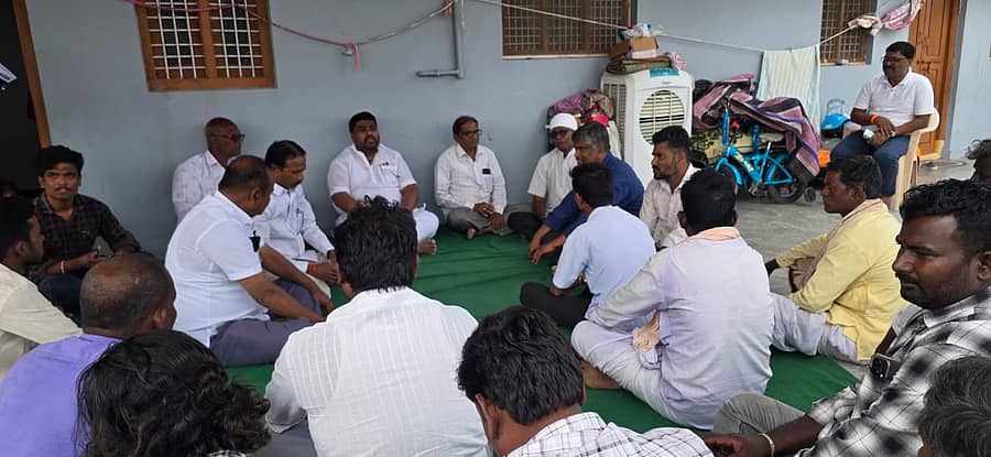 ಸೇಡಂ ತಾಲ್ಲೂಕು ಮುಧೋಳ ಗ್ರಾಮದಲ್ಲಿ ಜೆಡಿಎಸ್ ಜಿಲ್ಲಾಧ್ಯಕ್ಷ ಬಾಲರಾಜ್ ಗುತ್ತೇದಾರ ಕಾರ್ಯಕರ್ತರೊಂದಿಗೆ ಸಭೆ ನಡೆಸಿದರು