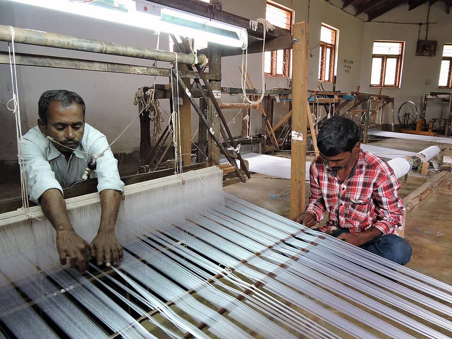 ಯಳಂದೂರು ತಾಲ್ಲೂಕಿನ ಬಿಳಿಗಿರಿ ಬೆಟ್ಟದಲ್ಲಿರುವ ವಿಜಿಕೆಕೆಯಲ್ಲಿ ಕೊಳ್ಳೇಗಾಲದ ವೆಂಕಟೇಶ್ ಕೈಮಗ್ಗದಿಂದ ನೂಲು ತೆಗೆಯುವ ಕಾಯಕದಲ್ಲಿ ಮಗ್ನರಾಗಿರುವುದು