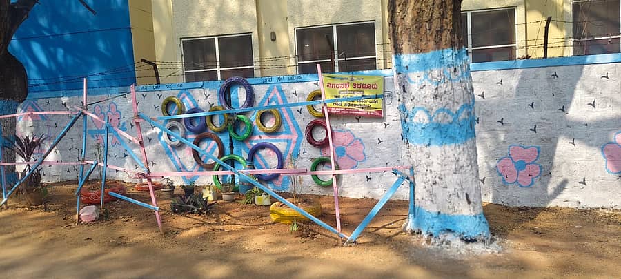 ನಗರದ ವಿವಿಧಡೆ ಕಸದಿಂದ ಕೂಡಿದ್ದ ಸ್ಥಳದಲ್ಲಿ ಹಳೆಯಟೈರ್‌ಗಳಿಂದ ಅಲಂಕಾರಿಕ ಸ್ಥಳವಾಗಿ ಬದಲಾವಣೆ.