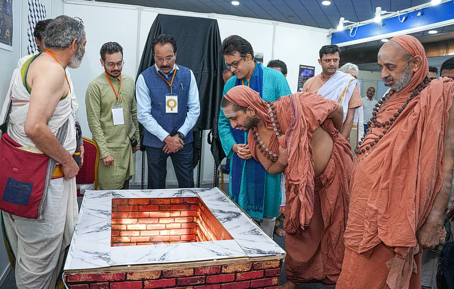 <div class="paragraphs"><p>ನಗರದ ಅರಮನೆ ಮೈದಾನದ ತ್ರಿಪುರವಾಸಿನಿಯಲ್ಲಿ ವೇದಾಂತ ಭಾರತಿ ಆಯೋಜಿಸಿರುವ ವಿವೇಕದೀಪ್ತಿ ಹಾಗೂ ದಕ್ಷಿಣಾಸ್ಯದರ್ಶಿನೀ ಪ್ರದರ್ಶನದಲ್ಲಿ&nbsp;ವೇದಾಂತ ಭಾರತಿ ಟ್ರಸ್ಟಿ ಲಕ್ಷ್ಮೀಶ, ಇಸ್ರೊ ಮಾಜಿ ಅಧ್ಯಕ್ಷ ಎಸ್. ಸೋಮನಾಥ್, ಲೇಖಕ ವಿಕ್ರಮ್ ಸಂಪತ್,&nbsp; ಬ್ರಹ್ಮಾನಂದಭಾರತಿ ಸ್ವಾಮೀಜಿ, ಶಂಕರಭಾರತಿ ಸ್ವಾಮೀಜಿ ಅವರು ಅನಂತ ಬಾವಿ ವೀಕ್ಷಿಸಿದರು. </p></div>