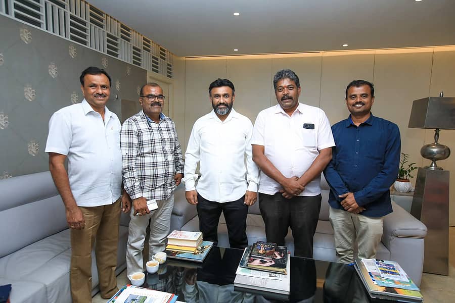 ದೇವನಹಳ್ಳಿಯ ವಿಮಾನ ನಿಲ್ದಾಣದಲ್ಲಿ ಖಾಸಗಿ ಟ್ಯಾಕ್ಸಿರಿಗೆ ಉಂಟಾಗುತ್ತಿರುವ ಸಮಸ್ಯೆ ಕುರಿತು ಚಾಲಕರ ಒಕ್ಕೂಟದ ಪದಾಧಿಕಾರಿಗಳು ಸಂಸದ ಡಾ. ಕೆ. ಸುಧಾಕರ್ ಅವರನ್ನು ಭೇಟಿ ಮಾಡಿ ವಿಮಾನ ನಿಲ್ದಾಣದ ಪಾರ್ಕಿಂಗ್ ನಿಯಮಗಳ ಕುರಿತು ಚರ್ಚಿಸಿದರು