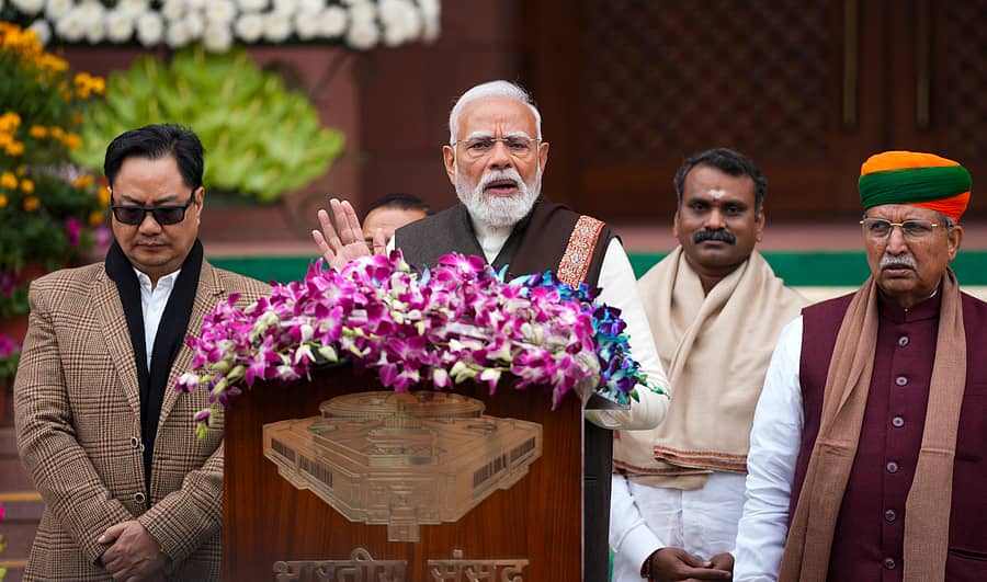 <div class="paragraphs"><p>ಪ್ರಧಾನಿ ಮೋದಿ ಅವರು ಮಾಧ್ಯಮಗಳನ್ನು ಉದ್ದೇಶಿಸಿ&nbsp;ಸಂಸತ್ತಿನ ಎದುರು ಗುರುವಾರ ಮಾತನಾಡಿದರು. ಕೇಂದ್ರ ಸಚಿವರಾದ ಕಿರಣ್‌ ರಿಜುಜು, ಅರ್ಜುನ್‌ ರಾಮ್‌ ಮೇಘವಾಲ್‌ ಮತ್ತು ಎಲ್‌. ಮುರುಗನ್‌ ಇದ್ದರು –ಪಿಟಿಐ ಚಿತ್ರ</p></div>