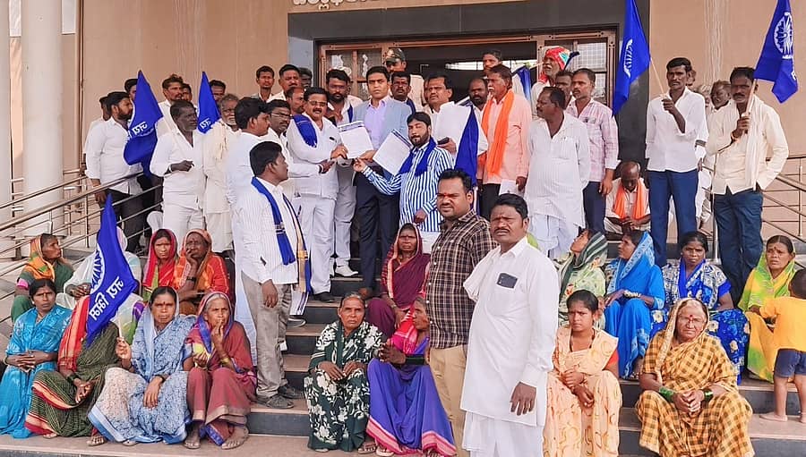 ಯಾದಗಿರಿಯಲ್ಲಿ ಗುರುವಾರ ಕರ್ನಾಟಕ ರಾಜ್ಯ ದಲಿತ ಸಂಘರ್ಷ ಸಮಿತಿ ಜಿಲ್ಲಾ ಘಟಕದ ಮುಖಂಡರು ಜಿಲ್ಲಾಧಿಕಾರಿ ಹರ್ಷಲ್ ಭೋಯರ್ ಅವರಿಗೆ ಮನವಿಪತ್ರ ಸಲ್ಲಿಸಿದರು