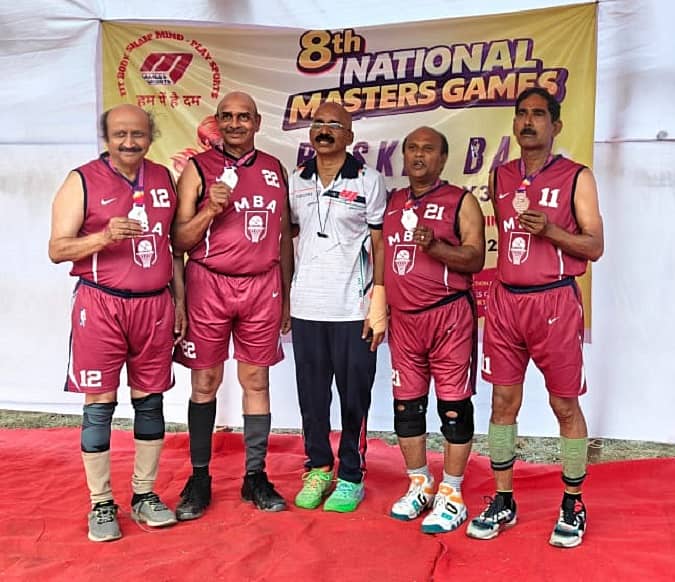 ಪುಣೆಯಲ್ಲಿ ನಡೆದ ಅಖಿಲ ಭಾರತ ಮಾಸ್ಟರ್ಸ್‌ ಬ್ಯಾಸ್ಕೆಟ್‌ಬಾಲ್‌ ಟೂರ್ನಿಯಲ್ಲಿ ರಾಜ್ಯ ತಂಡ ಪ್ರತಿನಿಧಿಸಿ ಮಿಂಚಿದ ಕೋಲಾರದ ಎಂ.ನಾಗರಾಜ್‌ (ಜರ್ಸಿ 21) ಹಾಗೂ ಸಹ ಆಟಗಾರರು