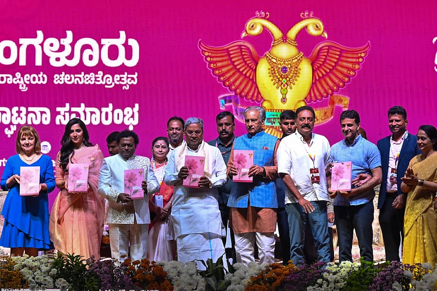 ಚಿತ್ರೋತ್ಸವದ ಕೈಪಿಡಿಯನ್ನು ಮುಖ್ಯಮಂತ್ರಿ ಸಿದ್ದರಾಮಯ್ಯ ಬಿಡುಗಡೆಗೊಳಿಸಿದರು