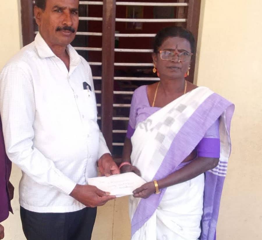 ಮಂಡ್ಯ ತಾಲ್ಲೂಕಿನ ಹೊಸಬೂದನೂರು ಸರ್ಕಾರಿ ಹಿರಿಯ ಪ್ರಾಥಮಿಕ ಶಾಲೆಯ ಪ್ರಬಾರಿ ಮುಖ್ಯ ಶಿಕ್ಷಕಿ ಜಿ.ಎಂ.ಲಕ್ಷ್ಮಮ್ಮ ಅವರು ಶಾಲೆಯ ಅಭಿವೃದ್ಧಿಗೆ ₹50 ಸಾವಿರ ದೇಣಿಗೆ ನೀಡಿದರು