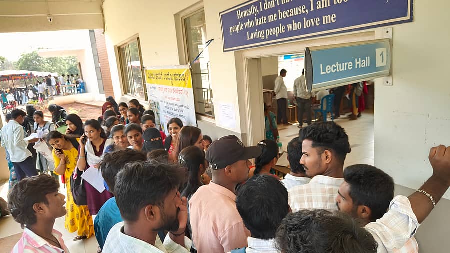 ಹಾವೇರಿ ಜಿ.ಎಚ್. ಕಾಲೇಜು ಆವರಣದಲ್ಲಿ ಗುರುವಾರ ಹಮ್ಮಿಕೊಂಡಿದ್ದ ‘ಜಿಲ್ಲಾ ಮಟ್ಟದ ಉದ್ಯೋಗ ಮೇಳ’ದಲ್ಲಿ ಸಂದರ್ಶನಕ್ಕಾಗಿ ಸರದಿಯಲ್ಲಿ ನಿಂತಿದ್ದ ಅಭ್ಯರ್ಥಿಗಳು