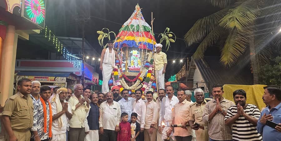 ಬ್ಯಾಡಗಿಯಲ್ಲಿ ವೀರಭದ್ರೇಶ್ವರ, ಕಲ್ಮೇಶ್ವರ ಜಾತ್ರಾ ಮಹೋತ್ಸವ ನಿಮಿತ್ತ ಸಂಜೆ ವಿದ್ಯುತ್ ದೀಪಗಳಿಂದ ಅಲಂಕರಿಸಿದ ರಥೋತ್ಸವ ಸಾಗಿತು