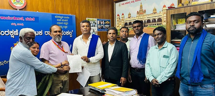 ಮೈಸೂರಿನ ಗಾಂಧಿನಗರದ 5ನೇ ಕ್ರಾಸ್‌ನ ನಗರ ಆರೋಗ್ಯ ಪ್ರಾಥಮಿಕ ಕೇಂದ್ರಕ್ಕೆ ವೈದ್ಯರನ್ನು ನೇಮಿಸಬೇಕು ಎಂದು ಒತ್ತಾಯಿಸಿ ಕರ್ನಾಟಕ ದಲಿತ ಪ್ಯಾಂಥರ್ಸ್ ಸದಸ್ಯರು ಜಿಲ್ಲಾ ಆರೋಗ್ಯ ಮತ್ತು ಕುಟುಂಬ ಕಲ್ಯಾಣ ಅಧಿಕಾರಿಗೆ ಮನವಿ ಸಲ್ಲಿಸಿದರು