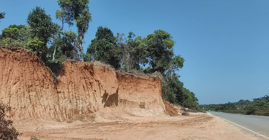 ಮೂಡಿಗೆರೆ–ಮಂಗಳೂರು ರಾಷ್ಟ್ರೀಯ ಹೆದ್ದಾರಿಯಲ್ಲಿ ಮೂಡಿಗೆರೆ ತಾಲ್ಲೂಕಿನ ಸಬ್ಲಿ ಬಳಿ ಗುಡ್ಡ ಕೊರೆದು ಮಣ್ಣು ತೆಗೆದಿರುವುದು