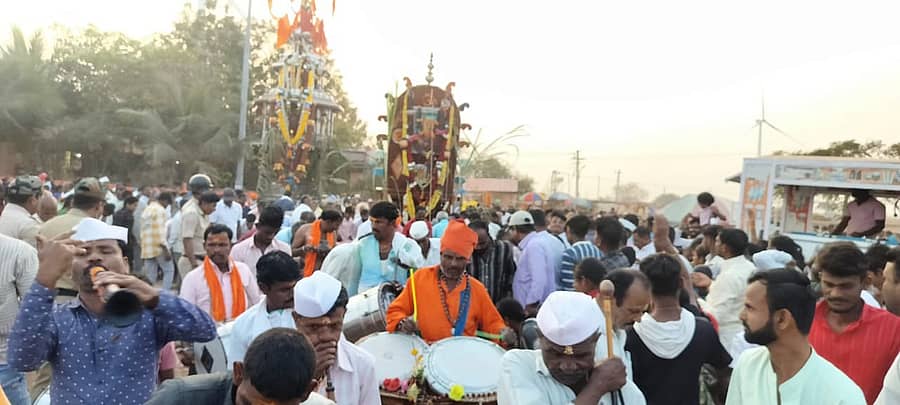 ನರೇಗಲ್ ಪಟ್ಟಣದ ಕೋಡಿಕೊಪ್ಪದ ಹಠಯೋಗಿ ವೀರಪ್ಪಜ್ಜನ ಹುಚ್ಚಯ್ಯ ತೇರು (ಲಘು ರಥೋತ್ಸವ) ನೂರಾರು ಭಕ್ತರ ಸಮ್ಮುಖದಲ್ಲಿ ಗುರುವಾರ ಸಂಭ್ರಮದಿಂದ ನಡೆಯಿತು