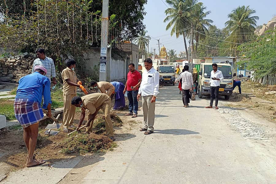 ಕೂಡ್ಲಿಗಿ ತಾಲ್ಲೂಕಿನ ಗುಡೇಕೋಟೆಯಲ್ಲಿ ಜ. 31 ಹಾಗೂ ಫೆ. 1ರಂದು ನಡೆಯಲಿರುವ ಒನಕೆ ಓನವ್ವ ಉತ್ಸವದ ಅಂಗವಾಗಿ ತಾಲ್ಲೂಕು ಪಂಚಾಯಿತಿಯ ಎಸ್. ವೆಂಕಟೇಶ್ ನೇತೃತ್ವದಲ್ಲಿ ಗುಡೇಕೋಟೆ ಗ್ರಾಮದಲ್ಲಿ ಗ್ರಾಮ ಪಂಚಾಯಿತಿ ಸಿಬ್ಬಂದಿ ಸ್ವಚ್ಛತಾ ಕಾರ್ಯ ನಡೆಸಿದರು
