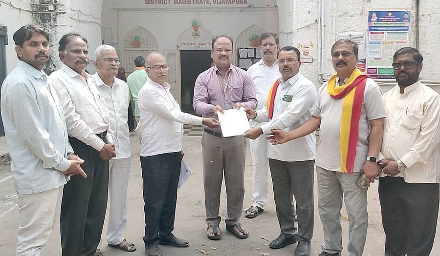 ಚಡಚಣ ತಾಲ್ಲೂಕಿನ ಮರಗೂರ ಗ್ರಾಮದಲ್ಲಿನ ಮೊರಾರ್ಜಿ ದೇಸಾಯಿ ವಸತಿ ನಿಲಯದ ಅವ್ಯವಸ್ಥೆ ಸರಿಪಡಿಸಬೇಕೆಂದು ಆಗ್ರಹಿಸಿ ವಿವಿಧ ಪ್ರಗತಿಪರ ಸಂಘಟನೆಗಳ ಮುಖಂಡರು ವಿಜಯಪುರದ ಜಿಲ್ಲಾಧಿಕಾರಿ ಕಚೇರಿ ಸಿಬ್ಬಂದಿಗೆ ಮನವಿ ಸಲ್ಲಿಸಿದರು