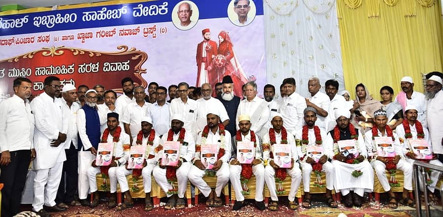 ಹೊಸಪೇಟೆಯಲ್ಲಿ ಗುರುವಾರ ನಡೆದ  ಸಾಮೂಹಿಕ ವಿವಾಹದಲ್ಲಿ ಶಾಸಕ ಎಚ್.ಆರ್.ಗವಿಯಪ್ಪ ಪಾಲ್ಗೊಂಡು ಶುಭ ಹಾರೈಸಿದರು  –ಪ್ರಜಾವಾಣಿ ಚಿತ್ರ