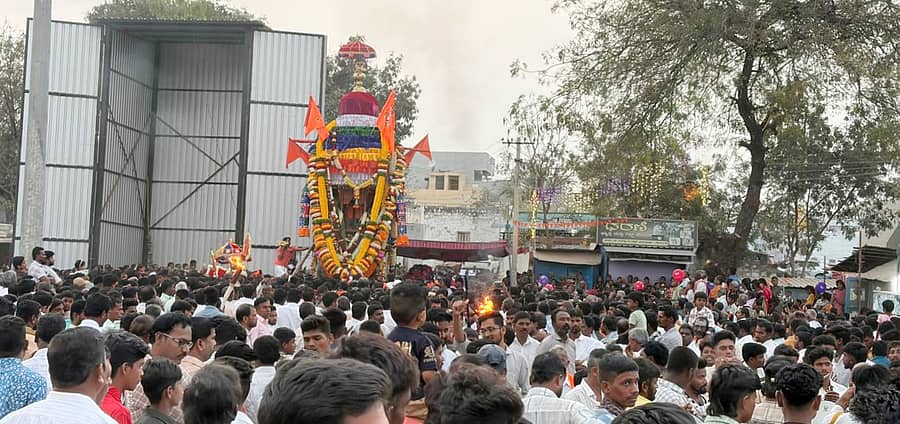 ತೆಕ್ಕಲಕೋಟೆ ಸಮೀಪದ ಕರೂರು ಗ್ರಾಮದ ಕೊಟ್ಟೂರು ಬಸವೇಶ್ವರ ದೇವಸ್ಥಾನದ ಜಾತ್ರಾ ಮಹೋತ್ಸವ ಅದ್ಧೂರಿಯಾಗಿ ಜರುಗಿತು