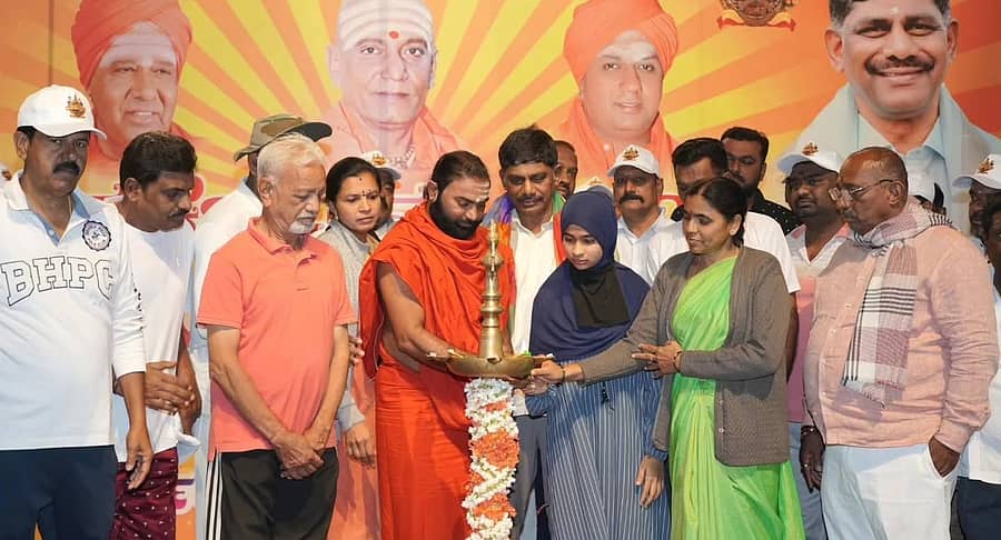 ಯೋಗಾಸನ ಕಾರ್ಯಕ್ರಮಕ್ಕೆ ಯೋಗ ಗುರು ವಚನಾನಂದ ಸ್ವಾಮೀಜಿ ಚಾಲನೆ ನೀಡಿದರು