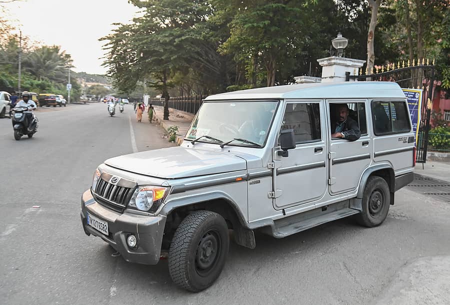 ಮೈಸೂರಿನ ಜಯನಗರದಲ್ಲಿರುವ ನ್ಯಾಯಾಲಯದಿಂದ ಎನ್ಸಿಬಿ ಅಧಿಕಾರಿಗಳು ಆರೋಪಿ ಗಣಪತ್ ಲಾಲ್ ಎಂಬವರನ್ನು ಜೀಪಿನಲ್ಲಿ ಕರೆದೊಯ್ದರು ಪ್ರಜಾವಾಣಿ ಚಿತ್ರ