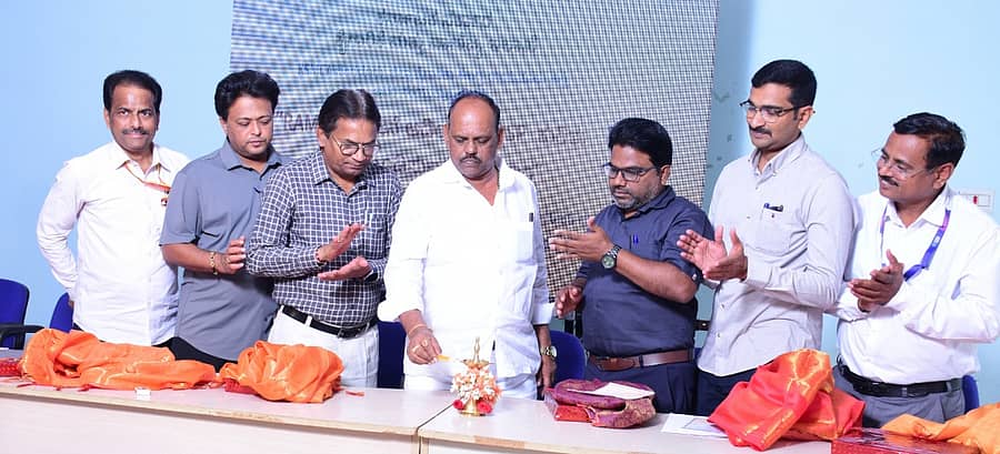 ಮಾನ್ವಿಯಲ್ಲಿ ಗುರುವಾರ ಕೈಗಾರಿಕೆ ಮತ್ತು ವಾಣಿಜ್ಯ ಇಲಾಖೆಯಿಂದ ಹಮ್ಮಿಕೊಳ್ಳಲಾಗಿದ್ದ ಒಂದು ದಿನದ ಕಾರ್ಯಗಾವನ್ನು ಉದ್ಯಮಿ ಅಲ್ದಾಳ್ ವೀರಭದ್ರಪ್ಪಗೌಡ ಉದ್ಘಾಟಿಸಿದರು