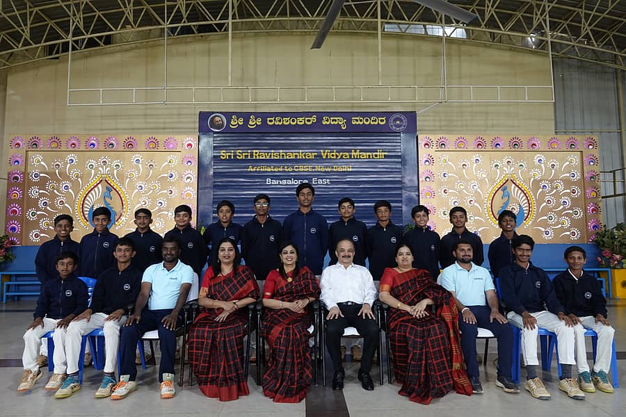 <div class="paragraphs"><p>ಬಿ.ಟಿ.ರಾಮಯ್ಯ ಶೀಲ್ಡ್‌ ವಿಜೇತ ಶ್ರೀ ಶ್ರೀ ರವಿಶಂಕರ್‌ ವಿದ್ಯಾಮಂದಿರ (ಬೆಂಗಳೂರು ಪೂರ್ವ) ಶಾಲಾ ತಂಡ. (ಕುಳಿತವರು) ಎಡದಿಂದ; ಪಾರ್ಥ ಬಿ.ಎನ್‌, ತೇಜಸ್ವಿ ಶರ್ಮಾ (ನಾಯಕ), ಇ.ಅಶೋಕ್‌ (ಕೋಚ್‌), ಗೀತಾ ಜಿ. (ಉಪ ಪ್ರಾಂಶುಪಾಲರು), ರೇಷ್ಮಾ ಗಣೇಶ್‌ (ಪ್ರಾಂಶುಪಾಲರು), ಗಣೇಶ್‌ ಸುಂದರ್‌ (ಕ್ರೀಡಾ ನಿರ್ದೇಶಕರು), ದೀಪಾ ವಿ. (ಶೈಕ್ಷಣಿಕ ಮುಖ್ಯಸ್ಥರು),&nbsp;&nbsp;</p></div>