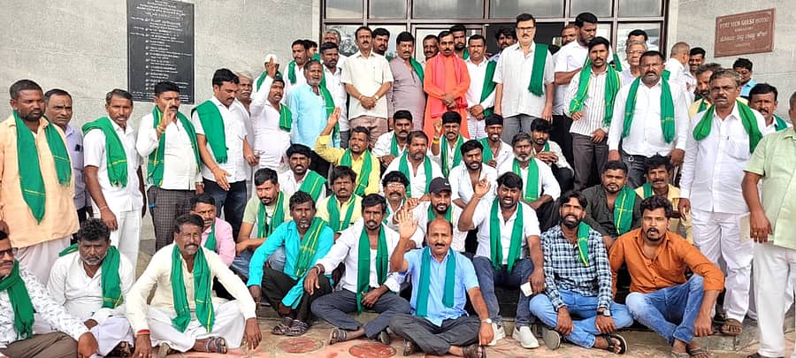 ಯಾದಗಿರಿ ನಗರದಲ್ಲಿ ಶುಕ್ರವಾರ ನಡೆದ ರೈತ ಮುಖಂಡರ ಸಭೆಯಲ್ಲಿ ಪಾಲ್ಗೊಂಡಿದ್ದ ಹೋರಾಟಗಾರರು