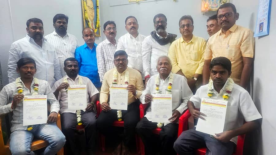 ಚಿತ್ರ: 30ಜಿಕೆಕೆ1 ಗೋಕಾಕದಲ್ಲಿ ಶುಕ್ರವಾರ ನಡೆದ ಕರ್ನಾಟಕ ರಾಜ್ಯ ಪತ್ರಕರ್ತರ ವೇದಿಕೆಯ ತಾಲ್ಲೂಕು ಘಟಕದ ನೂತನ ಪದಾಧಿಕಾರಿಗಳ ಆಯ್ಕೆ ಪ್ರಕ್ರಿಯೆಯಲ್ಲಿ ಪಾಲ್ಗೊಂಡಿದ್ದ ಪದಾಧಿಕಾರಿಗಳು.