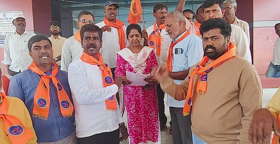 ಪುನೀತ್ ಕೆರೆಹಳ್ಳಿ ಮೇಲಿನ ಪ್ರಕರಣ ವಾಪಸ್ ಪಡೆಯುವಂತೆ ಹಿಂದೂ ಸಂಘಟನೆಗಳು ಆಲೂರು ಉಪ ತಹಶೀಲ್ದಾರ್ ಸುಜಾತ ಅವರಿಗೆ ಮನವಿ ಸಲ್ಲಿಸಿದರು 